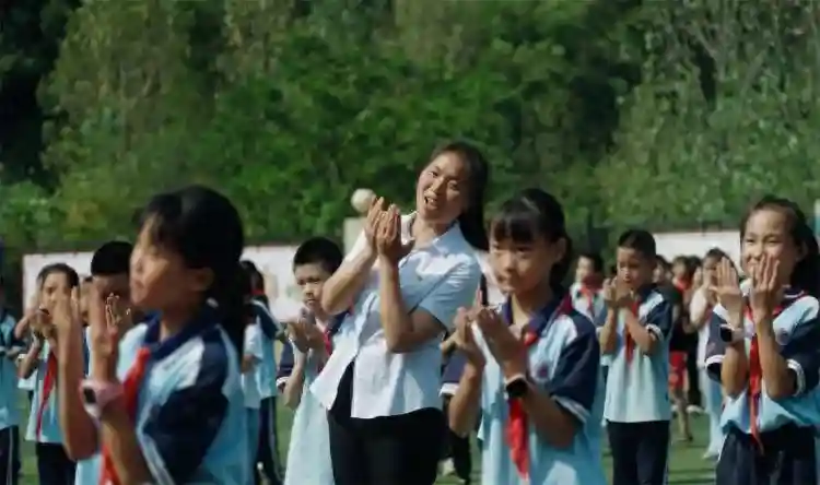 学体育专业能当好数学老师吗？她做到了！