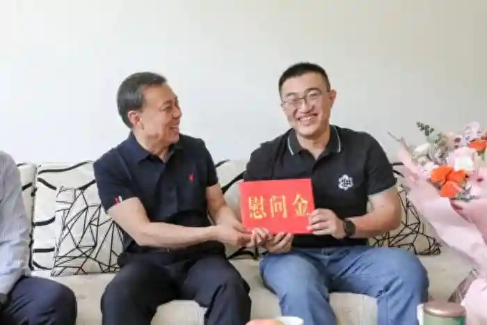 姚宪亮一行看望慰问医院第8例造血干细胞捐献者赵琨