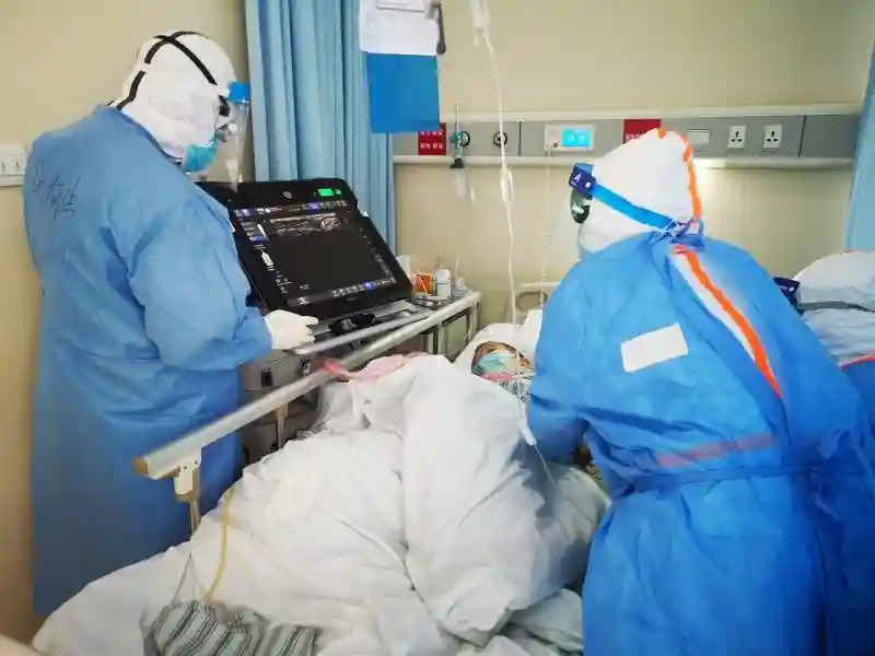 借助超声引导，医疗队员成功为93岁新冠肺炎患者“扎针”