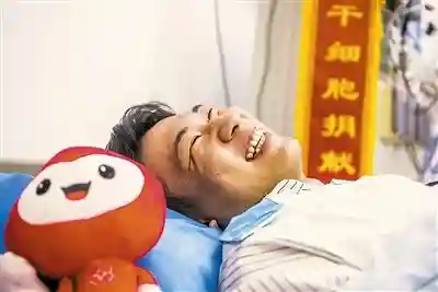 爱心小伙捐“髓”救人 红会干部轮流“帮工”