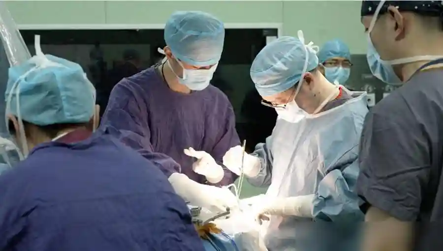 国产脑机接口产品在华山医院植入成功，瘫痪患者已能下床
