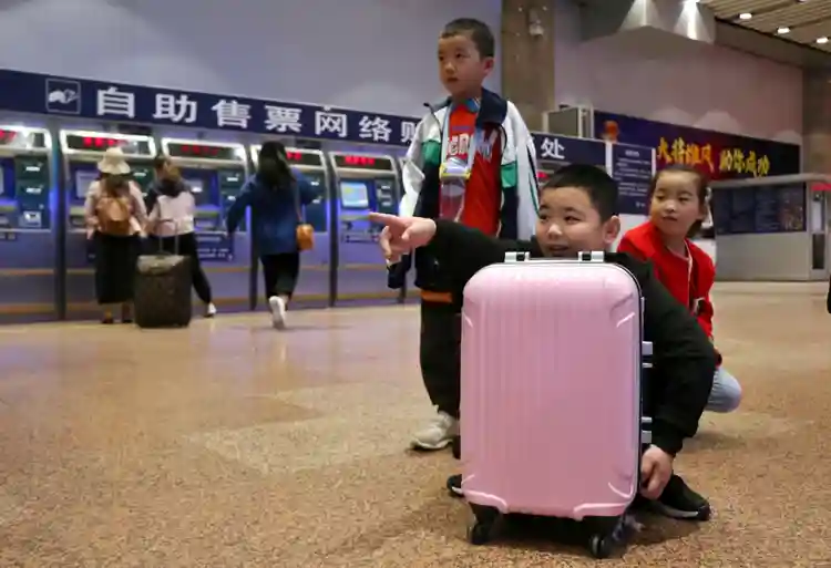 河南“增肥救父”男孩离京返乡上学 已减重4斤