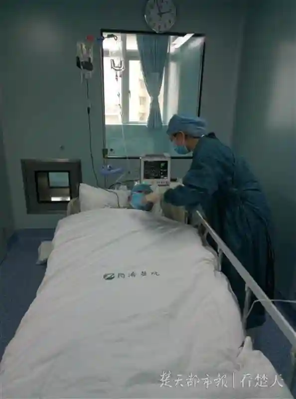 卖房救子顺利完成骨髓移植，父子感谢救命恩人捐款8万多元