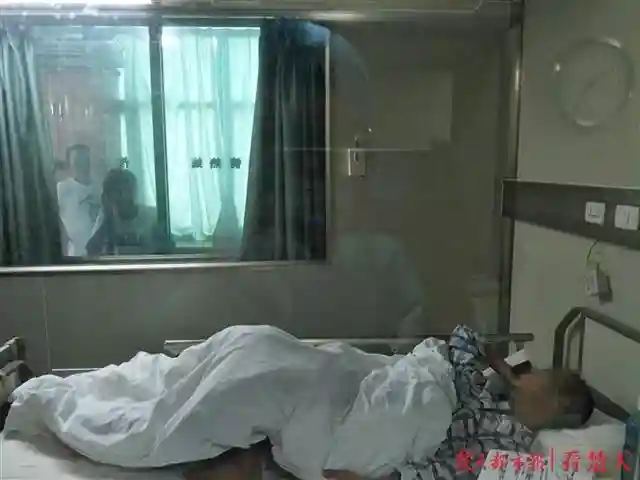 18岁白血病少年移植脐带血静待重生，老病友赶来医院隔窗鼓励