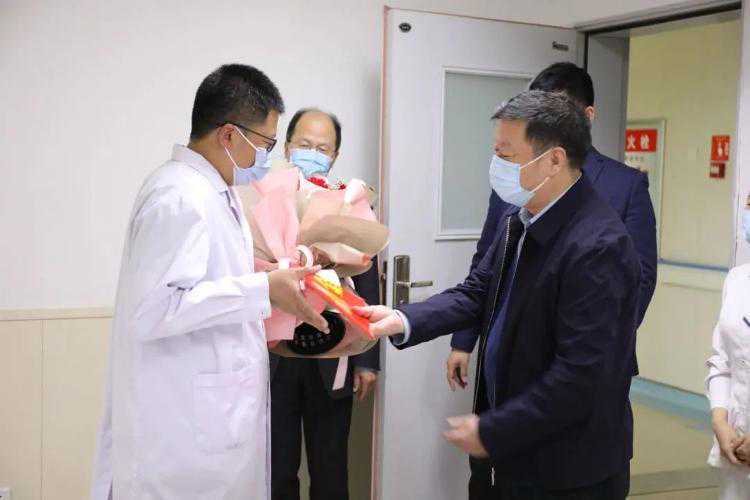 邹市明夫妇：义诊现场的“男主外，女主内”